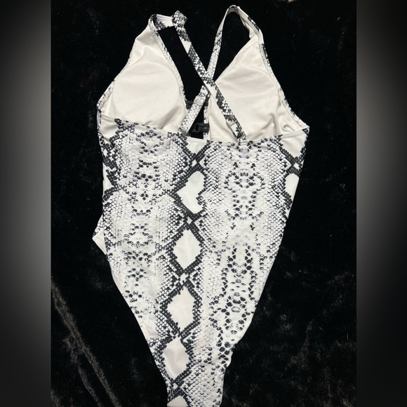 🖤🖤EUC-WHITE AND BLACK SNAKESKIN ONE PIECE BATHING SUIT SZ XL🖤🖤 - Picture 9 of 11